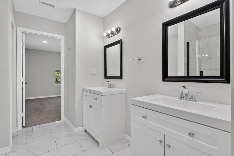 Bathroom double vanity, photographed by Megapixeler on Lem Turner Rd, Jacksonville