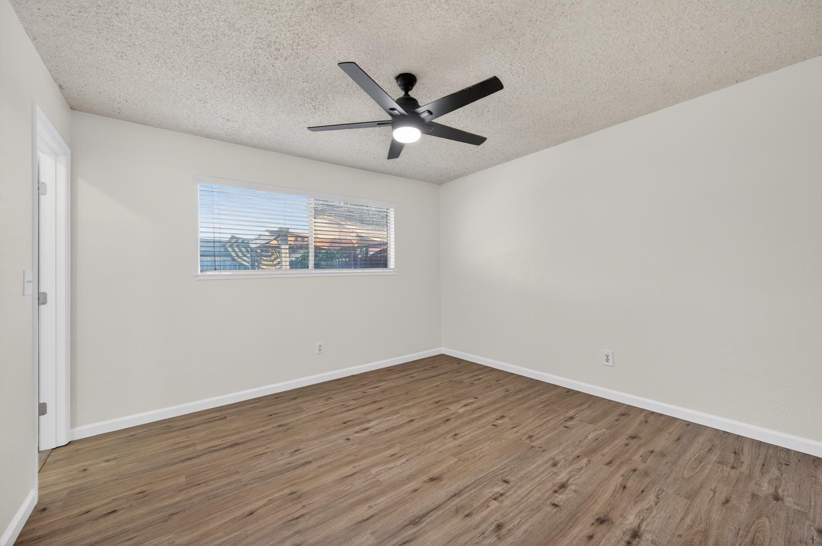 1235 W Dyer Ave, photo 35