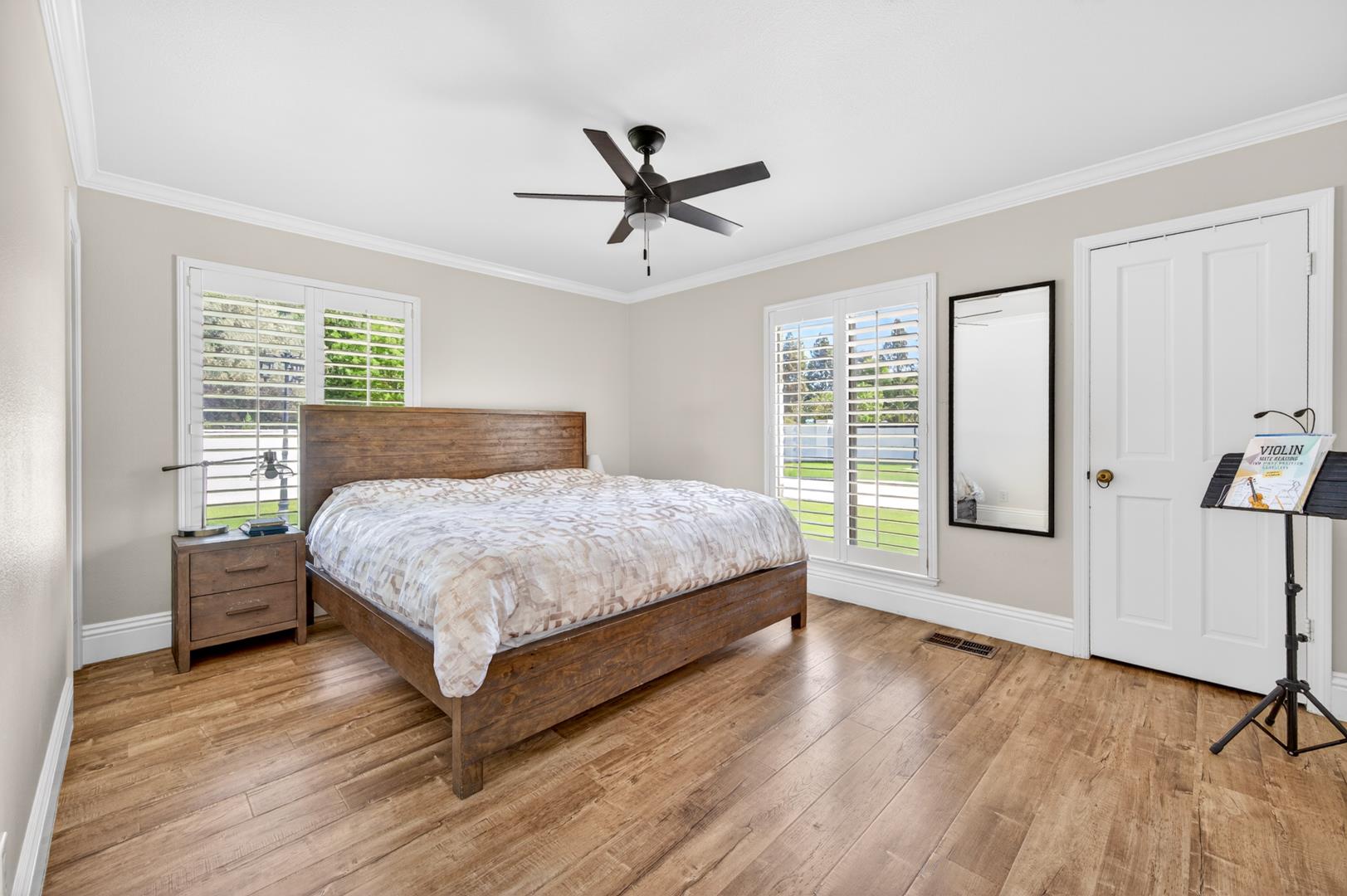 5261 N Van Ness Blvd, photo 27