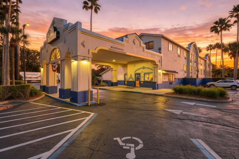 Covered entrance at day-to-dusk, photographed by Megapixeler on Eldridge Loop, Orange Park