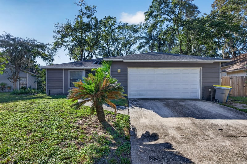 Front exterior across the lawn, photographed by Megapixeler on Apple Oak Ct, Jacksonville