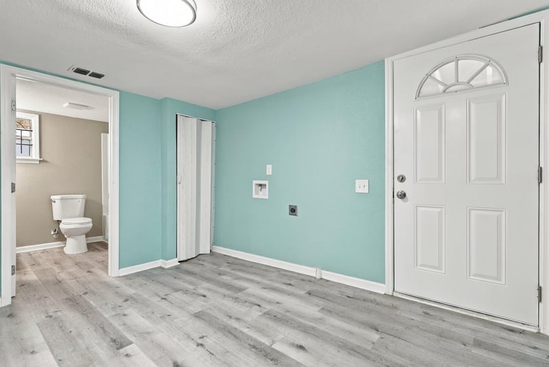 Bathroom and entry door view, photographed by Megapixeler on W 24th St, Jacksonville