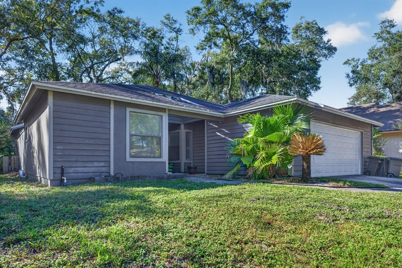 Front exterior with driveway, photographed by Megapixeler on Apple Oak Ct, Jacksonville