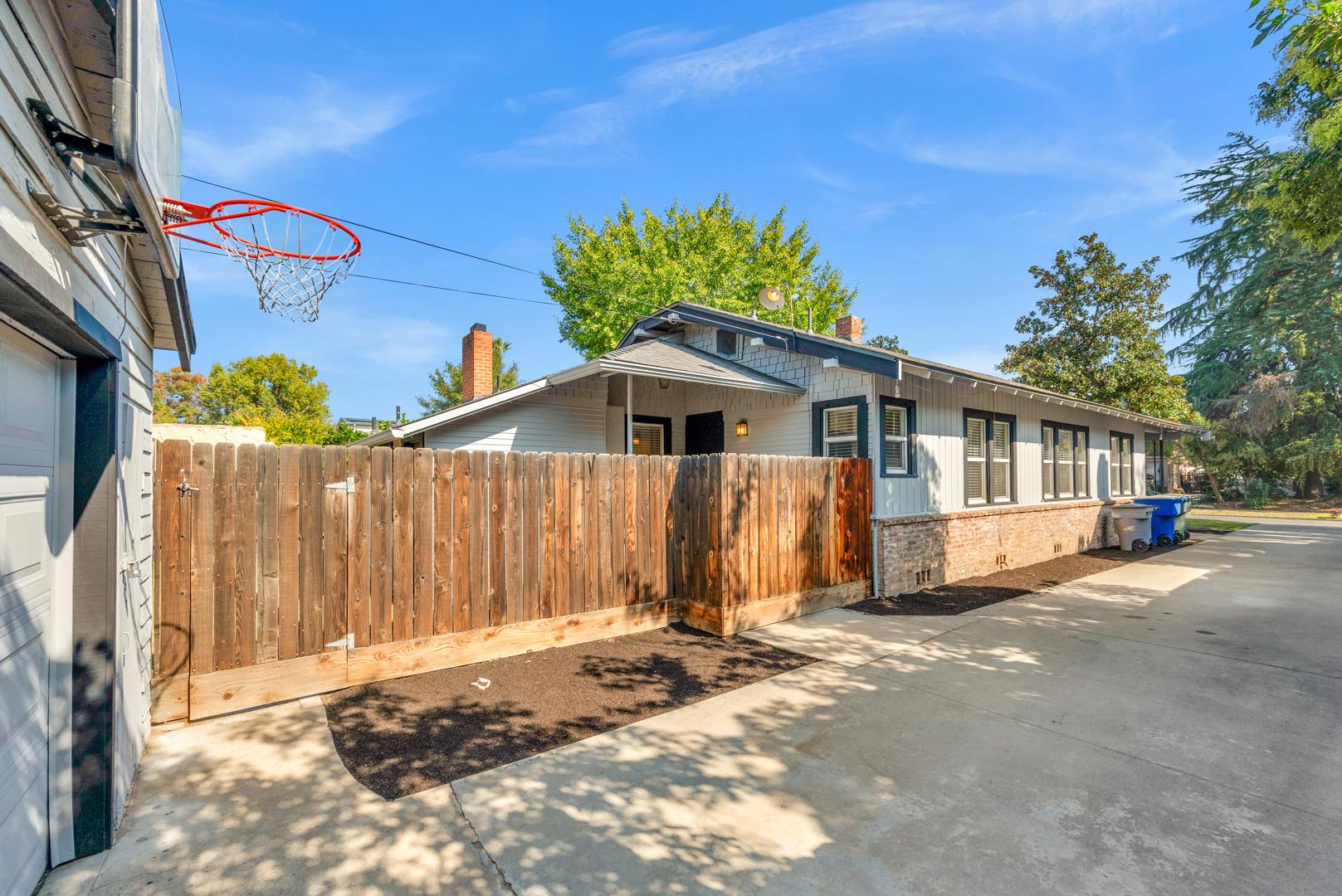 1009 N Vagedes Ave, photo 37