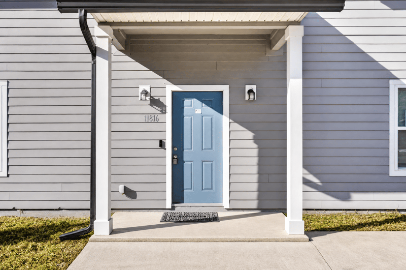 Covered front entry, photographed by Megapixeler on Lem Turner Rd, Jacksonville