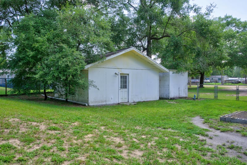 White outbuilding on the property at 2549 Snapdragon Ave, Middleburg, FL 32068