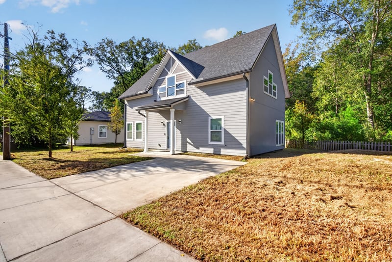 Front exterior with walkway, photographed by Megapixeler on Lem Turner Rd, Jacksonville