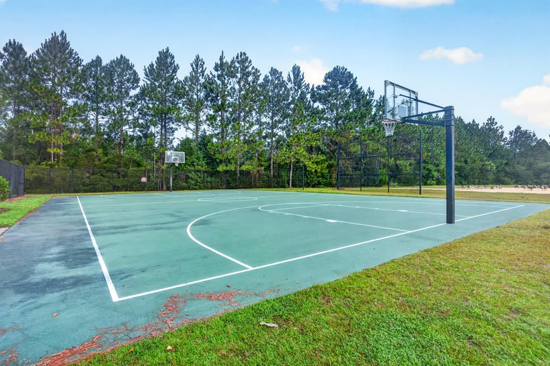 Basketball court at ground level in River Glen