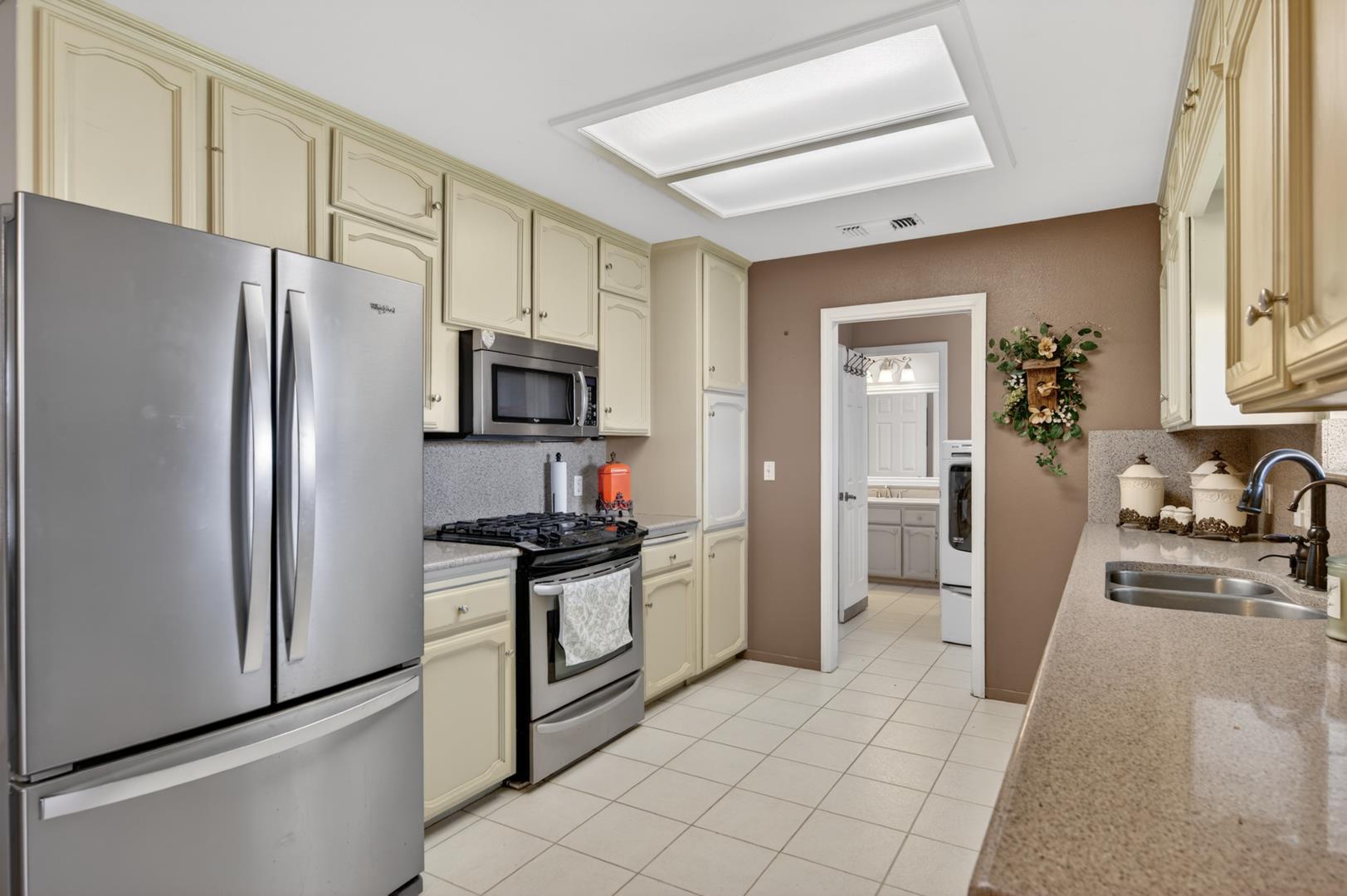 686 N Hayes Ave, photo 27