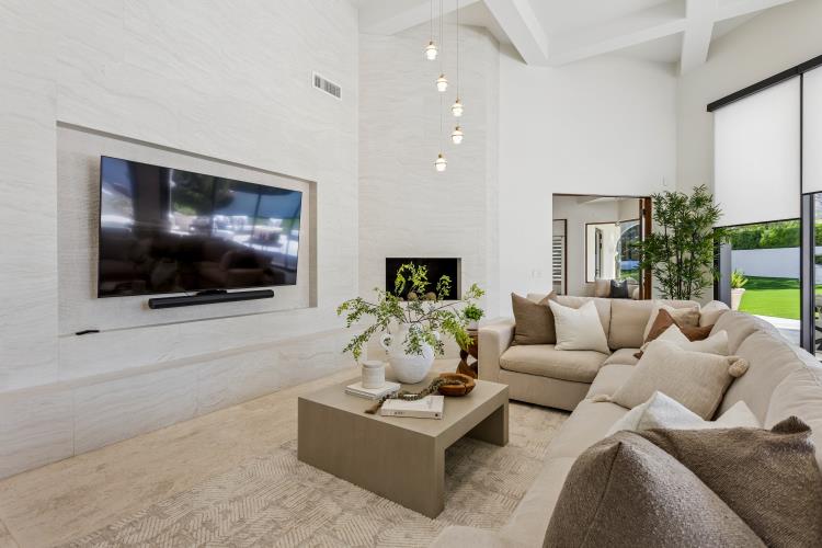 Living room with a wall of steel-framed glass, Paradise Valley