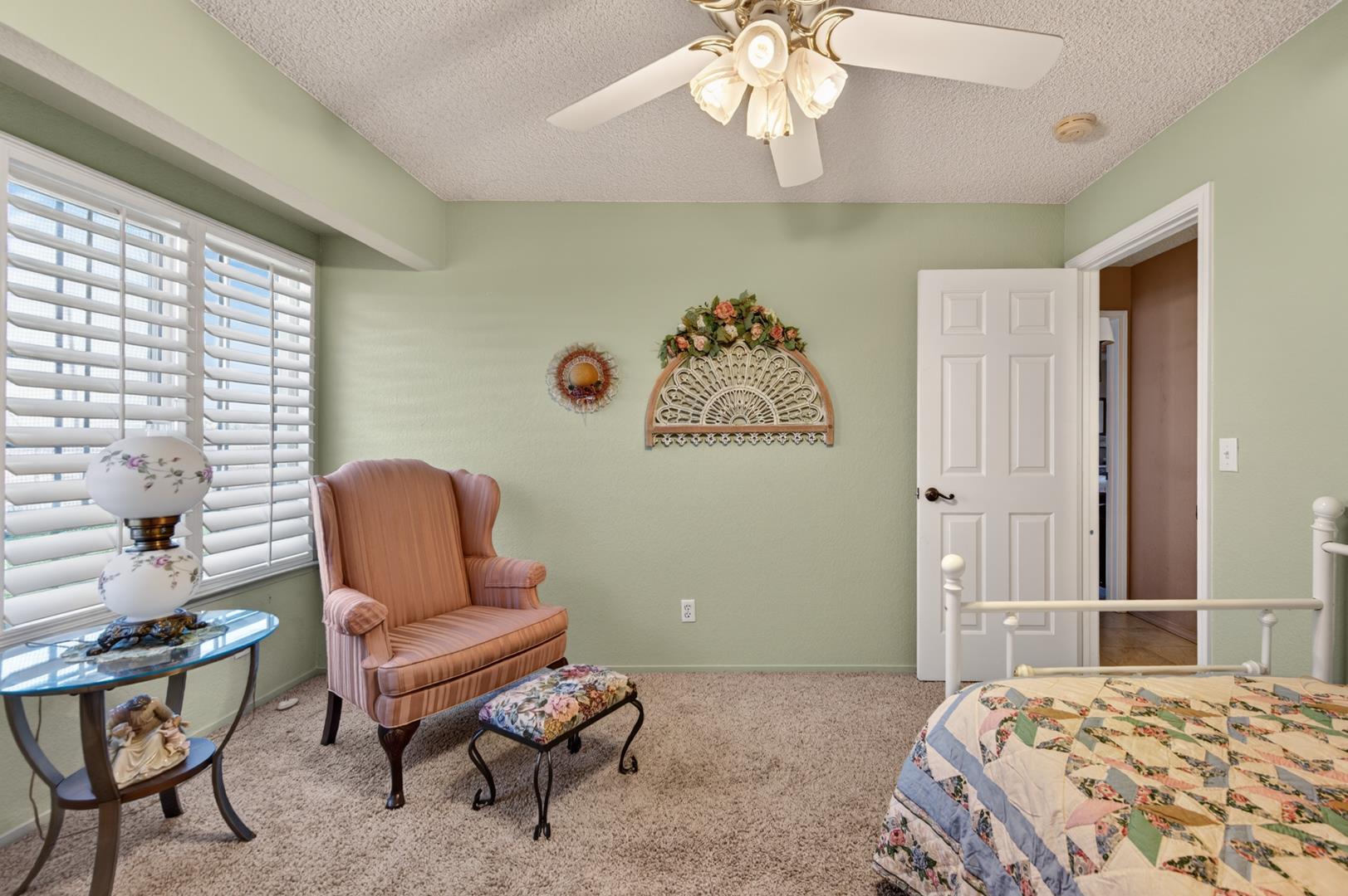 686 N Hayes Ave, photo 34