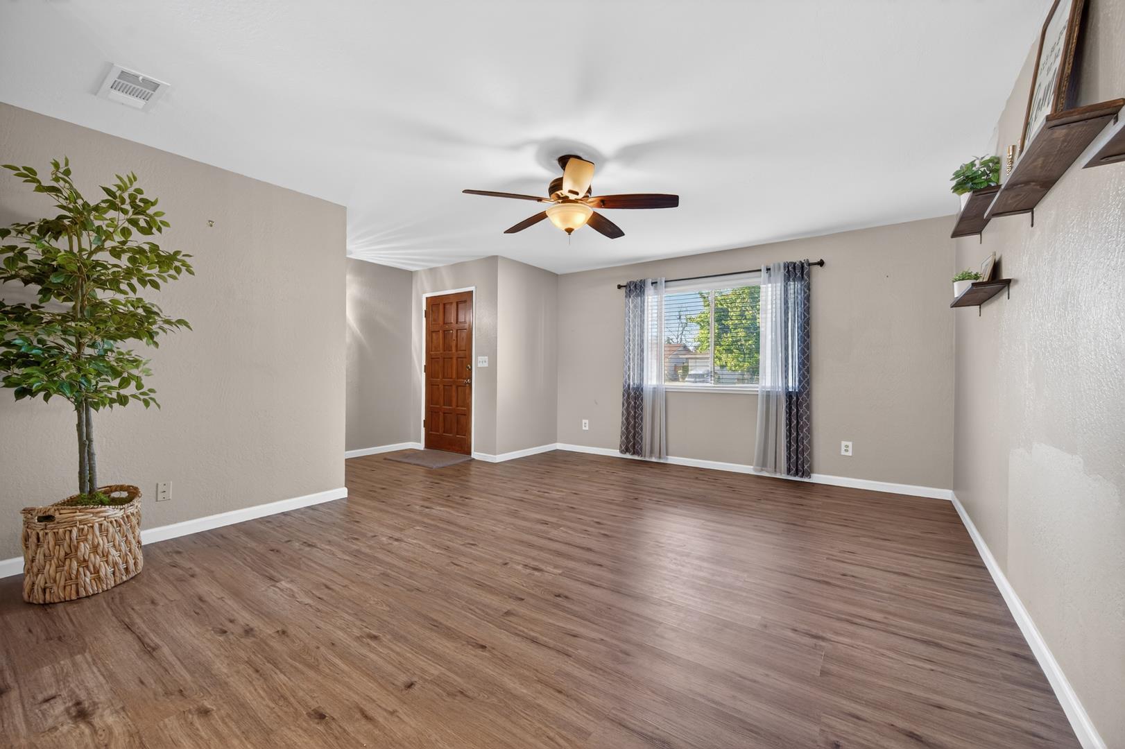 1235 W Dyer Ave, photo 15
