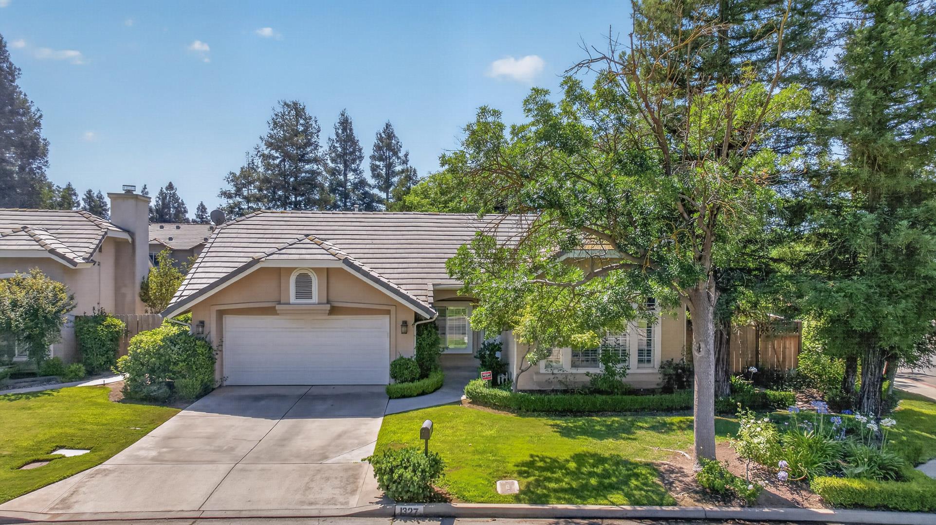 1327 E La France Dr, Fresno