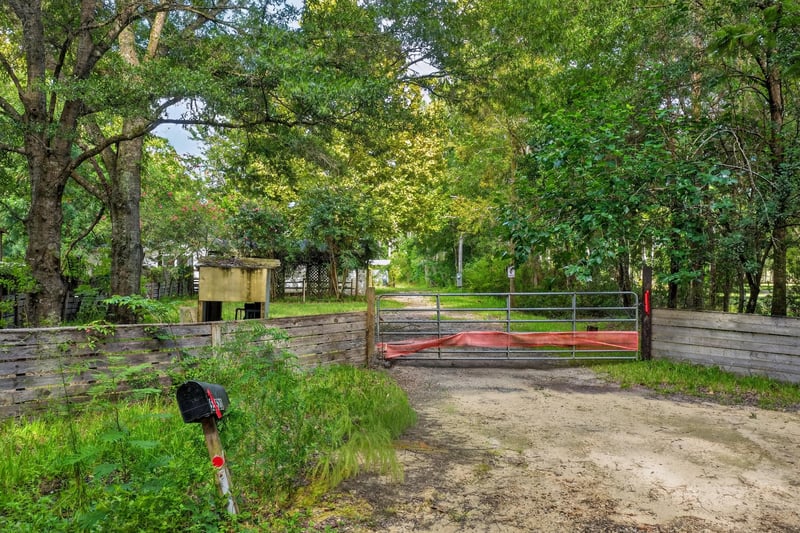 Property entrance gate and mailbox at 55520 Jewel-Thomas Rd, Callahan, FL 32011