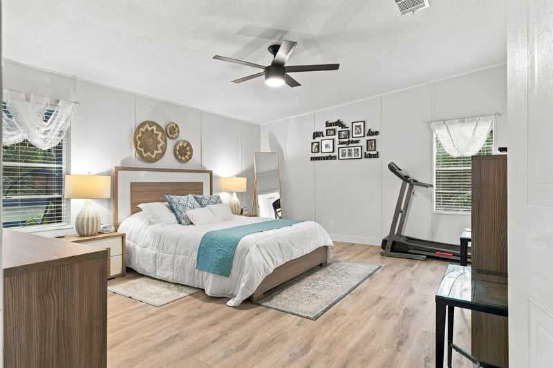 Bedroom with ceiling fan, photographed by Megapixeler on Secret Cove Rd, Middleburg, FL