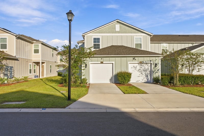 Front exterior with driveway, photographed by Megapixeler on Haymon Ave, Jacksonville