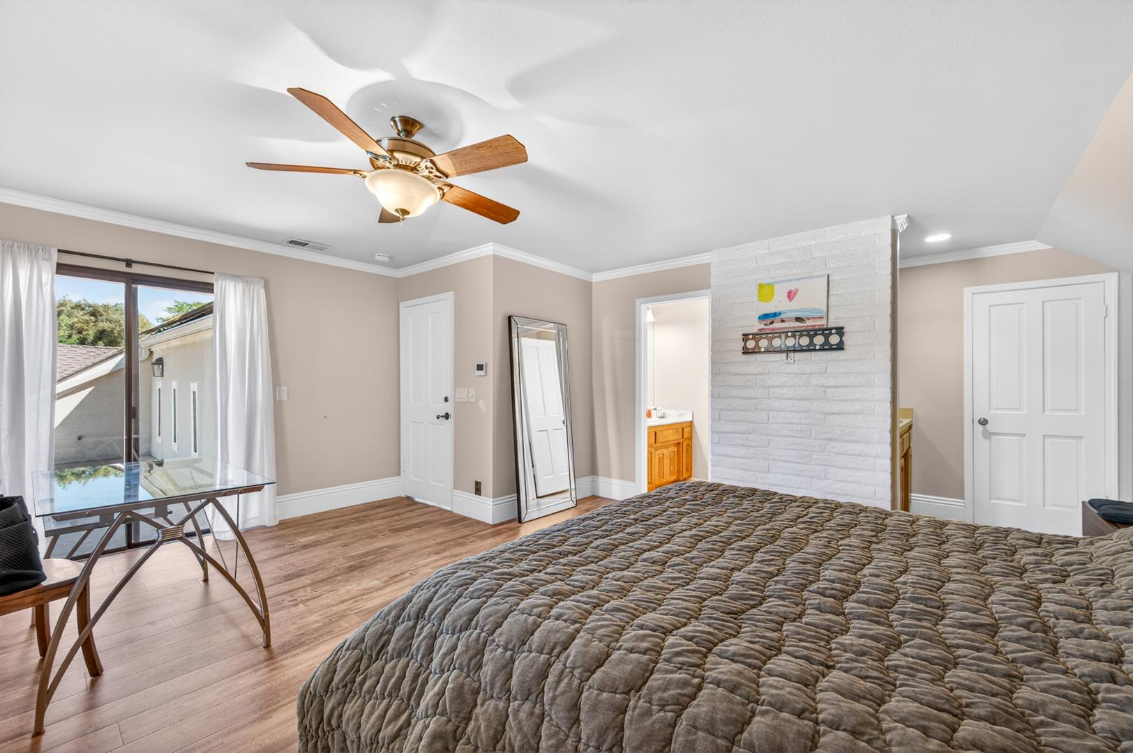 5261 N Van Ness Blvd, photo 59