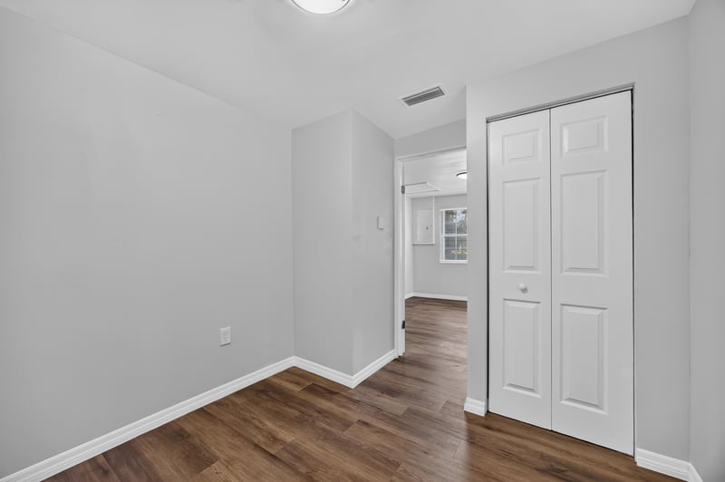 Closet and hallway doorway at 4951 Halls Dr
