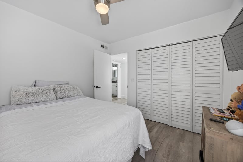 Photo 35 of 7805 Baymeadows Cir W, Jacksonville, FL 32256, photographed by Megapixeler