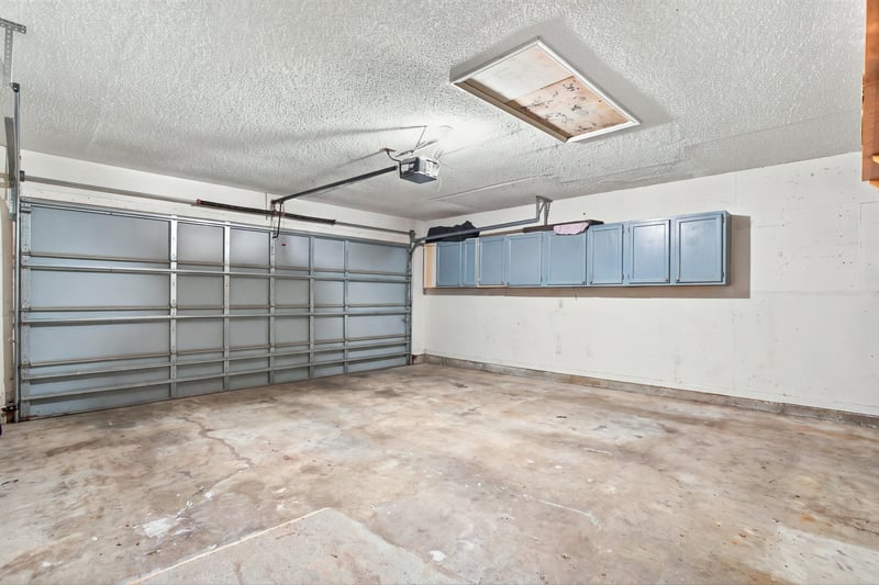 Garage interior, photographed by Megapixeler on Winding Springs Ct, Jacksonville
