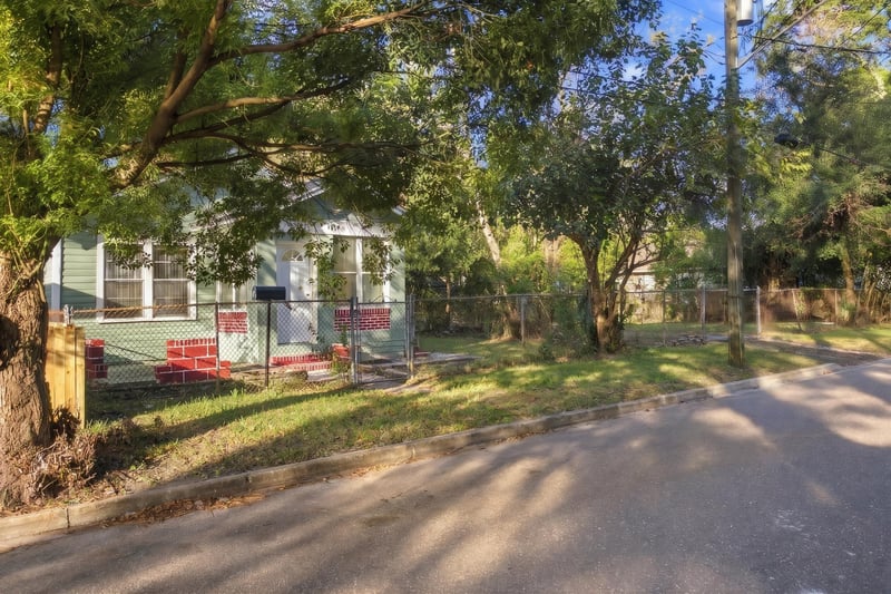 Front yard and fenced side view, photographed by Megapixeler on W 24th St, Jacksonville