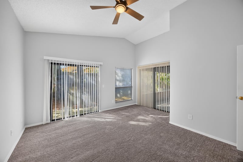 Living room with carpet flooring, photographed by Megapixeler on Apple Oak Ct, Jacksonville