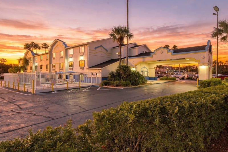 Front exterior at day-to-dusk, photographed by Megapixeler on Eldridge Loop, Orange Park