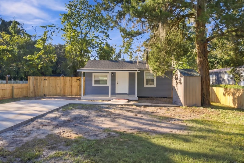 Front exterior of the home, photographed by Megapixeler on Susie St, Jacksonville