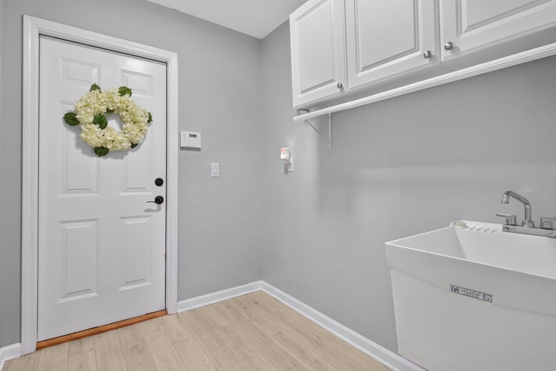Laundry room with sink at 2304 Spring Hill Ct, Orange Park, FL