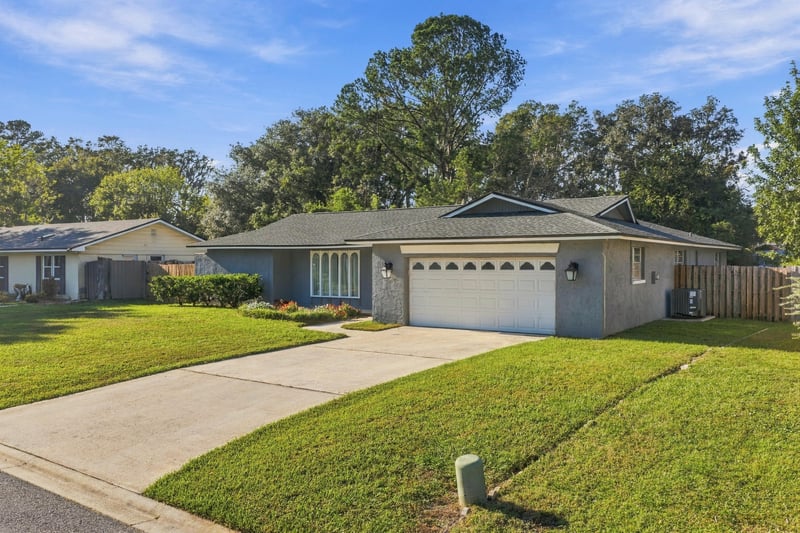 Front exterior view of the home and driveway, photographed by Megapixeler on Crosby Ln, Orange Park