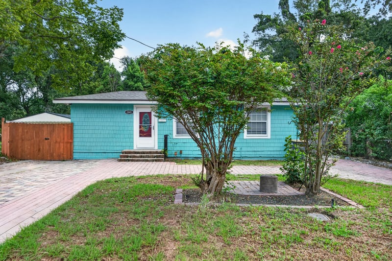 Front yard with landscaping and storage shed at 2841 Ernest St, Jacksonville, FL 32205