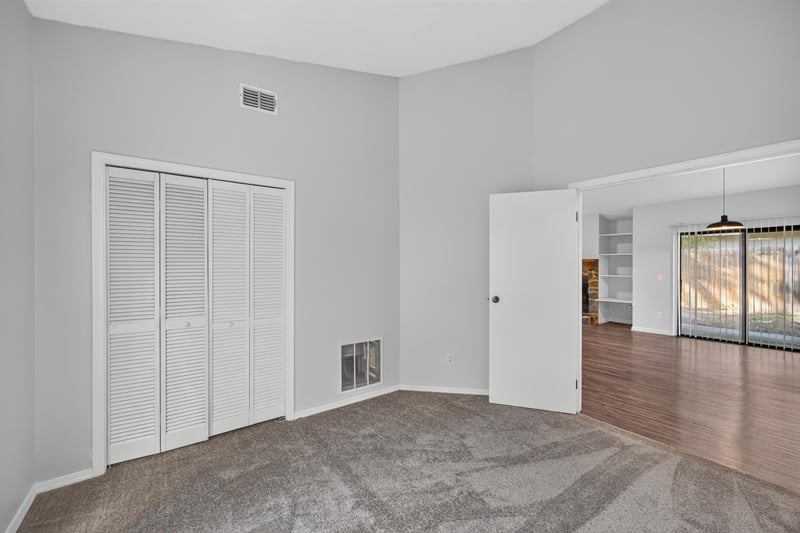 Bedroom with double closet doors, photographed by Megapixeler on Apple Oak Ct, Jacksonville