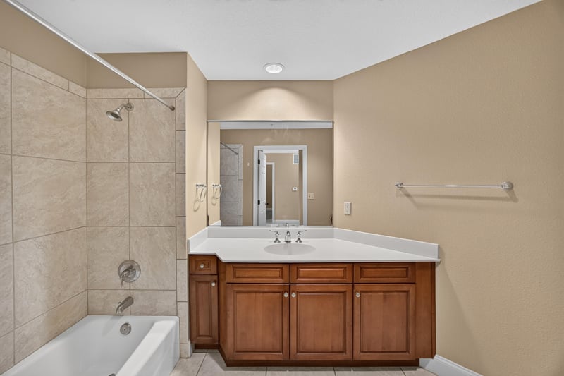 Bathroom with tub-shower combo and tile at 1478 Riverplace Blvd 1904, Jacksonville, FL 32207