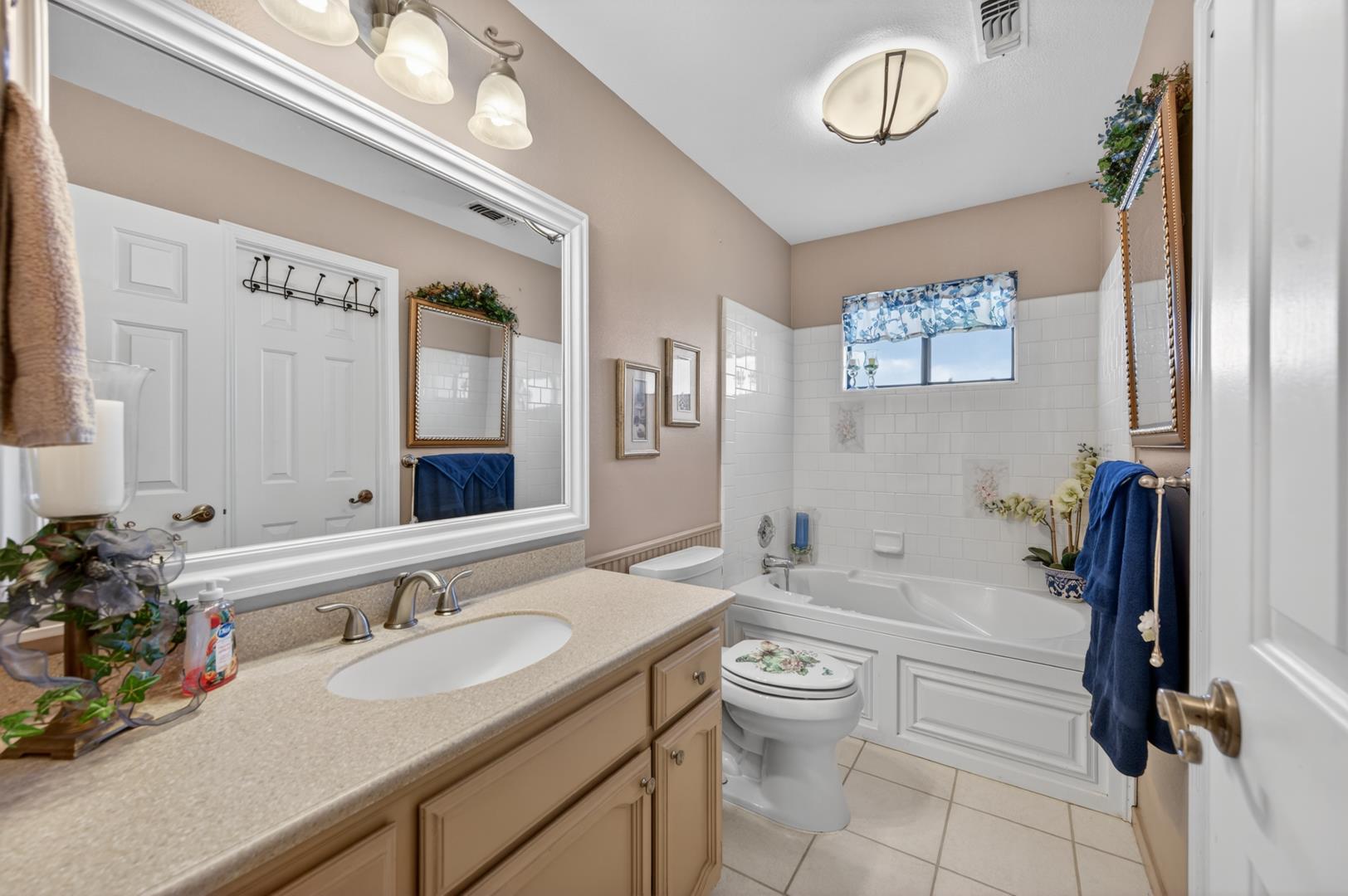 686 N Hayes Ave, photo 32