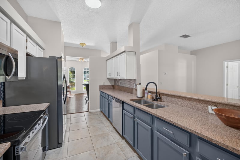 Kitchen island with sink at 11828 Heather Grove Ln, Jacksonville, FL