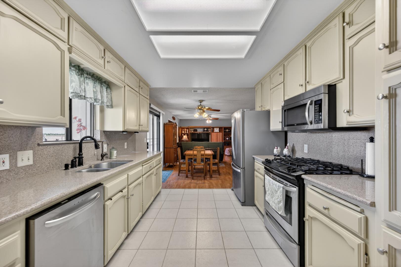 686 N Hayes Ave, photo 29