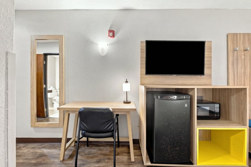 Guest room desk, television and fridge, photographed by Megapixeler on Eldridge Loop, Orange Park