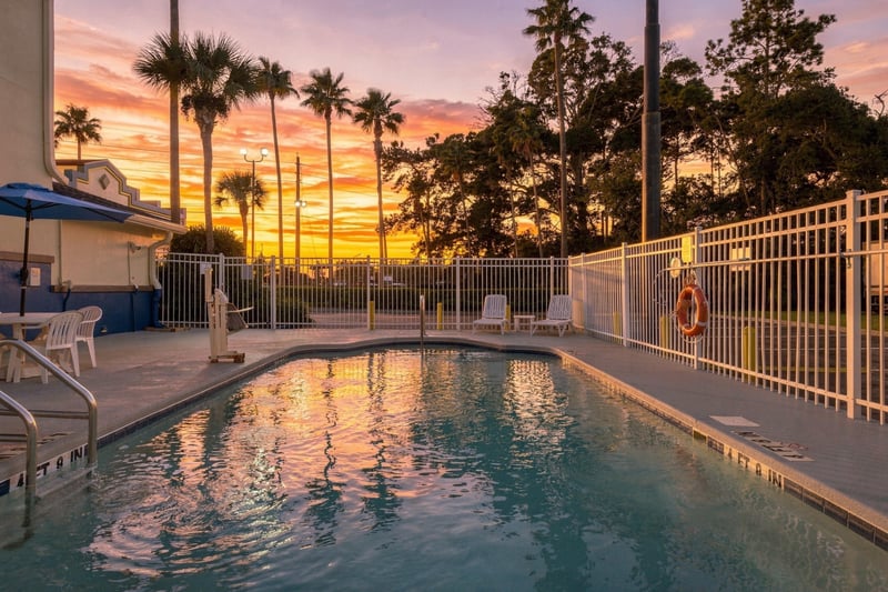 Pool area at day-to-dusk, photographed by Megapixeler on Eldridge Loop, Orange Park