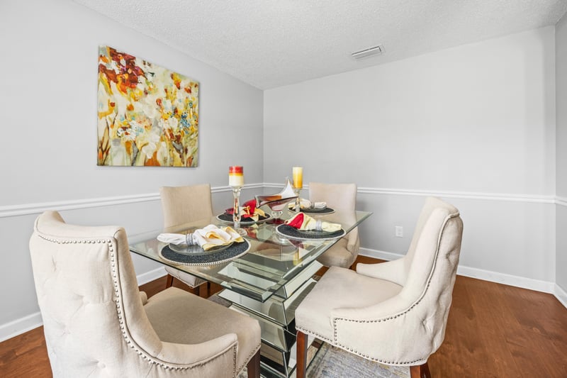 Dining at 10928 Copper Hill Dr, Jacksonville, FL 32218