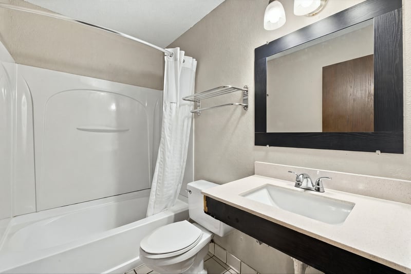 Bathroom with tub and shower, photographed by Megapixeler on Eldridge Loop, Orange Park