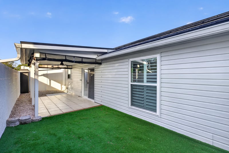 Covered walkway and patio area, photographed by Megapixeler on Birch Run E, Orange Park