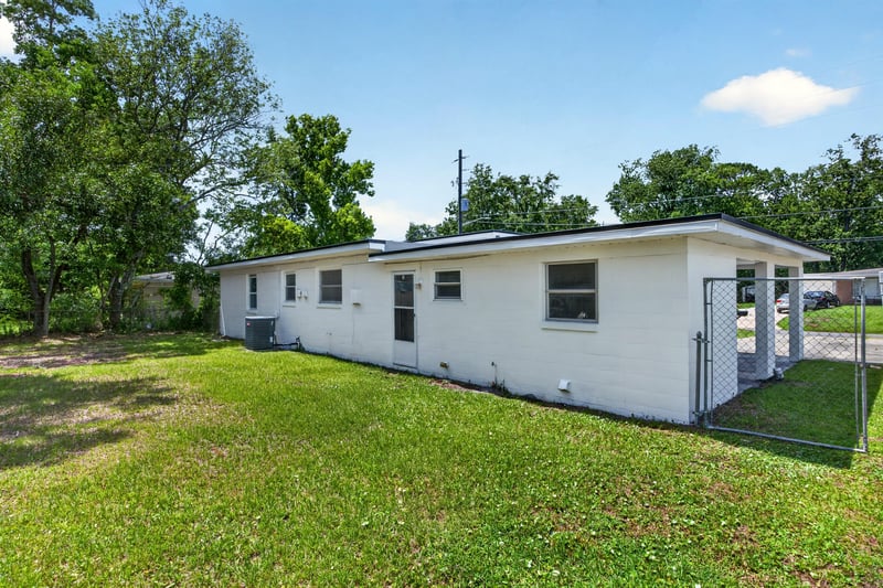 Side yard view of the home at 6238 Randia Dr, Jacksonville, FL 32210