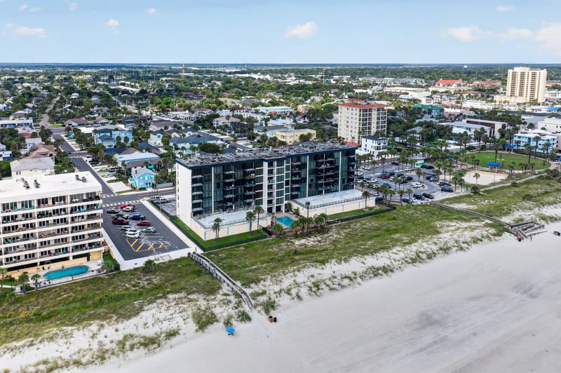 Aerial view of the building and beach access at 601 1st St S, Jacksonville Beach