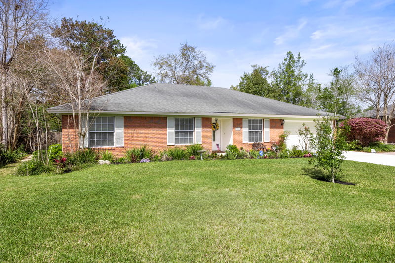 Front Yard Grass 2 at 10928 Copper Hill Dr, Jacksonville, FL 32218