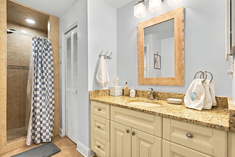 Bathroom shower with patterned curtain at 805 Spinnakers Reach Dr, Ponte Vedra Beach, FL 32082