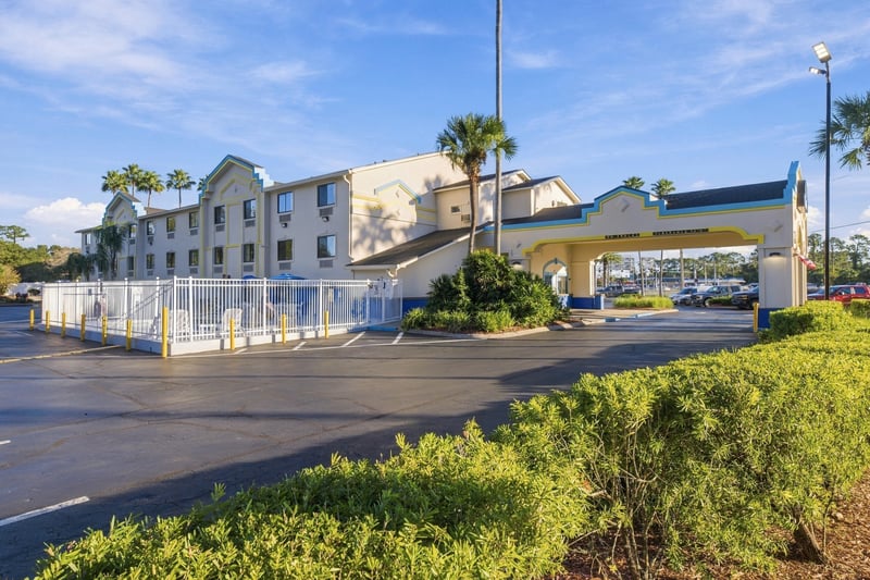 Front exterior building view, photographed by Megapixeler on Eldridge Loop, Orange Park