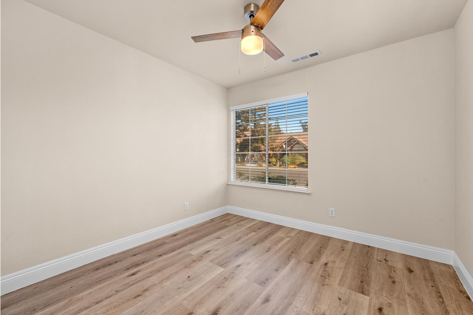 950 N Bush Ave, photo 17