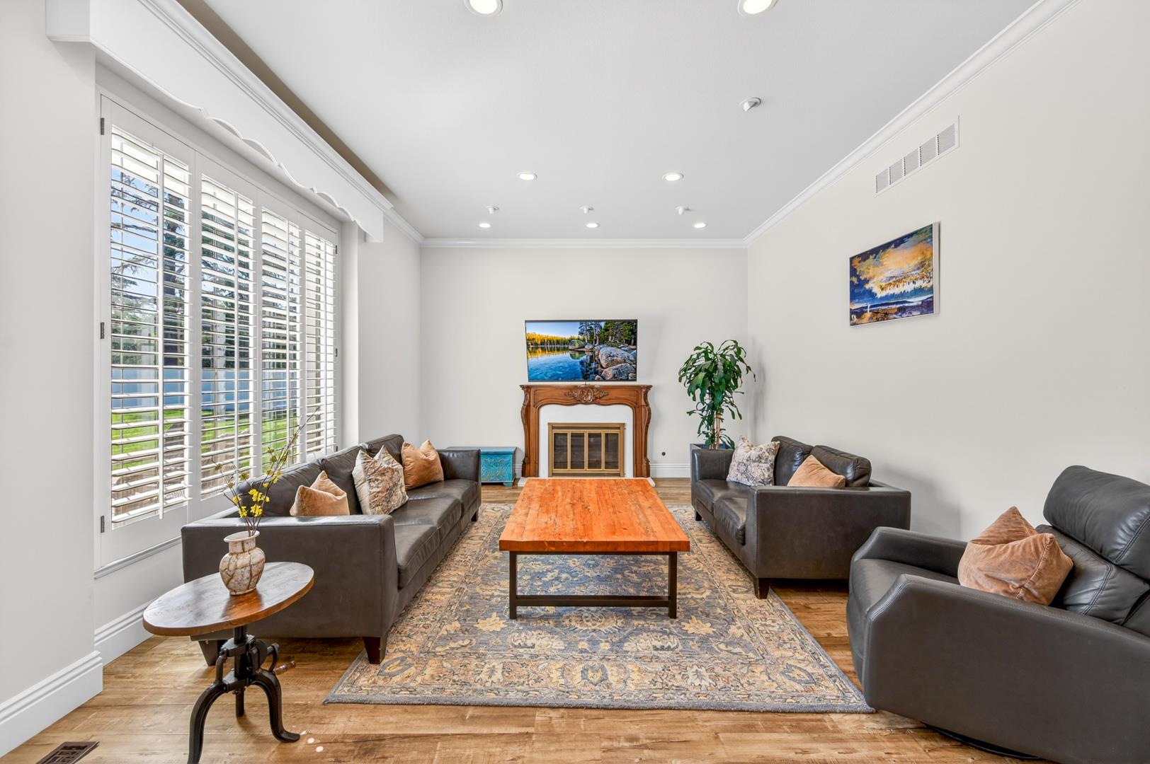 5261 N Van Ness Blvd, photo 25