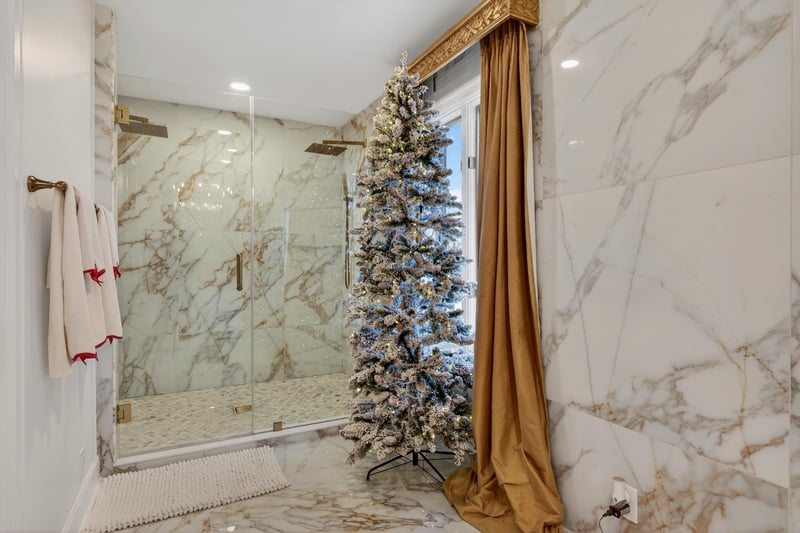 Primary Bath at 7987 Hollyridge Rd, Jacksonville, FL 32256