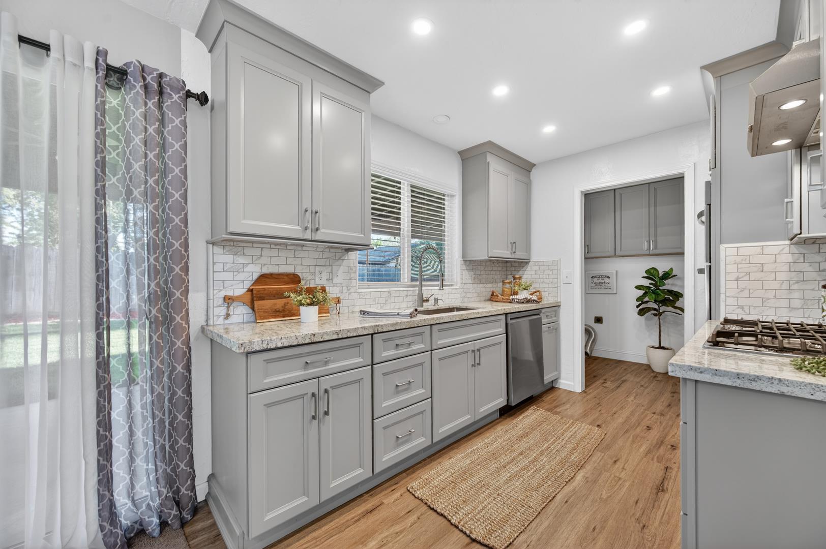 1235 W Dyer Ave, photo 20